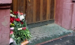 к дому, где жила Гурченко, несут цветы
