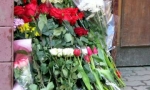 люди несут цветы к дому любимой актрисы