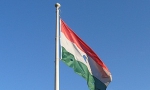 Венгерский флаг с вырезанной пятиконечной звездой в центре. Фото: ИА REX