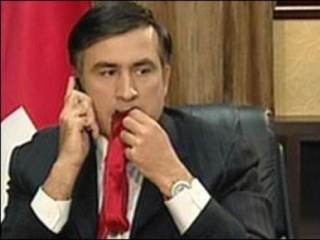 Экс-президент Грузии Михаил Саакашвили жуёт галстук