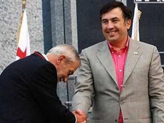 Вахтанг Кикабидзе склоняет голову перед Михаилом Саакашвили