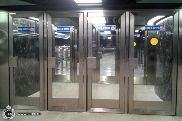 Двери метрополитена. Стеклянные двери в метро. Двери метро. Станция метро со стеклянными дверями.