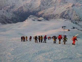 МЧС: четверо альпинистов не могут спуститься с Эльбруса из-за непогоды