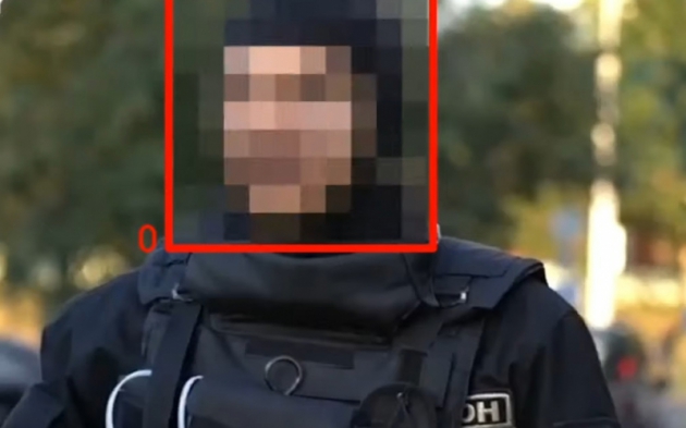 Иллюстрация: Кадр из видео «Искусственный интеллект снимает маски с ОМОНа»