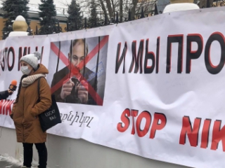 Акция протеста у Посольства Армении в Москве. Иллюстрация  Наиры Багдасарян 