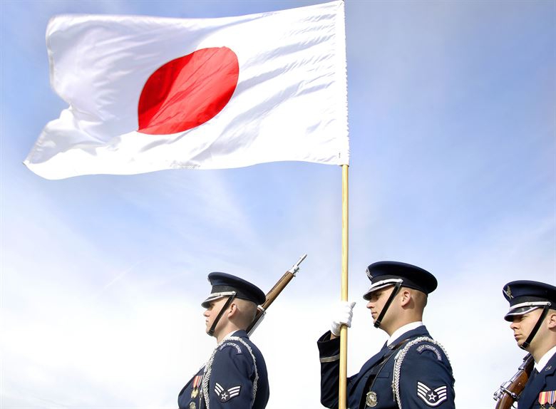 Солдаты США с японским флагом. U.S. Air Force