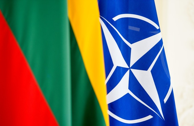 Флаги Литвы и НАТО. Lrp.lt