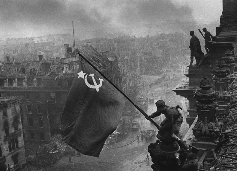 Знамя Победы над поверженным фашистским Рейхстагом. Фото: Е.А. Халдей 1945 год.