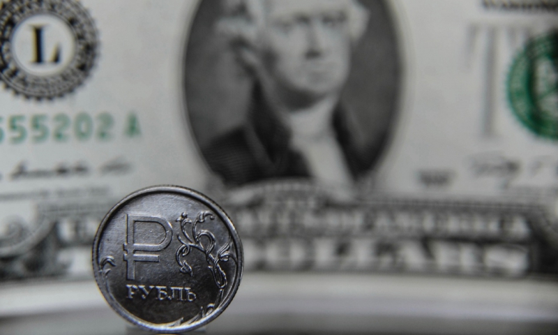 Рубль и доллар. Фото: Дарья Ильина © ИА REX