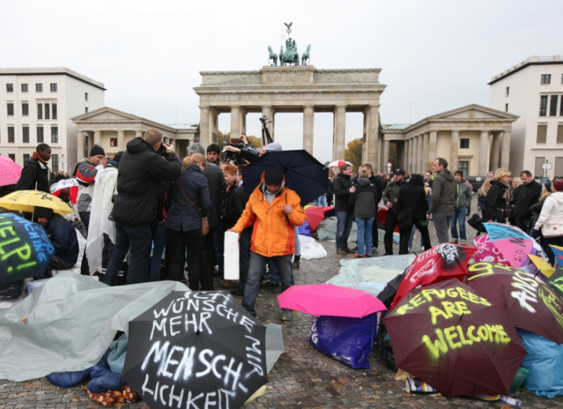 Голодовка беженцев у Бранденбургских ворот в Берлине (cc) Linksfraktion