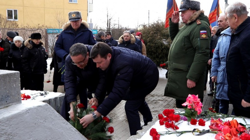 Возложение цветов к монументу павших воинов. Фото пресс-службы городской думы Калуги.
