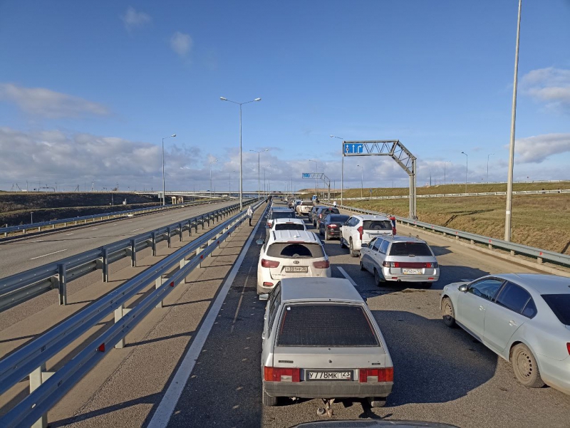 На Крымском мосту скопилась очередь из более 1000 автомобилей