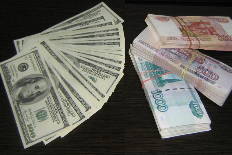 Рубли. Доллары. Фото: REX
