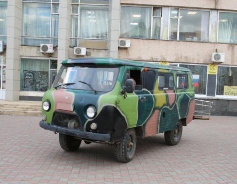 Калужские депутаты за счёт личных средств приобрели автомобиль УАЗ для участников СВО. Фото пресс-службы городской думы Калуги.