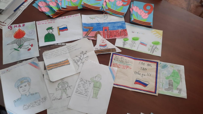 Рисунки детей для бойцов СВО. Фото пресс-службы Законодательного собрания Калужской области.