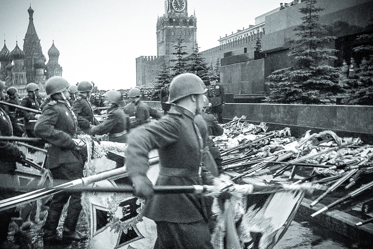 Парад Победы 1945 года. Солдаты бросают к подножию Мавзолея Ленина знамена поверженного врага.