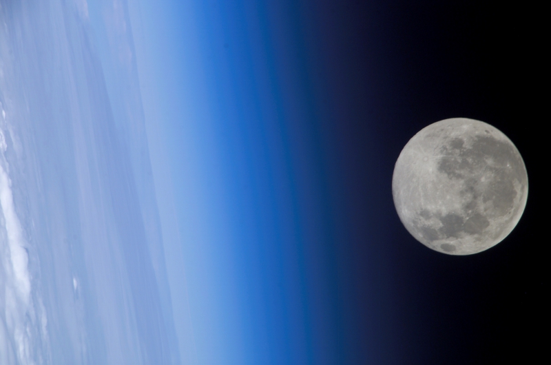 Луна на горизонте Земли. Фото: NASA