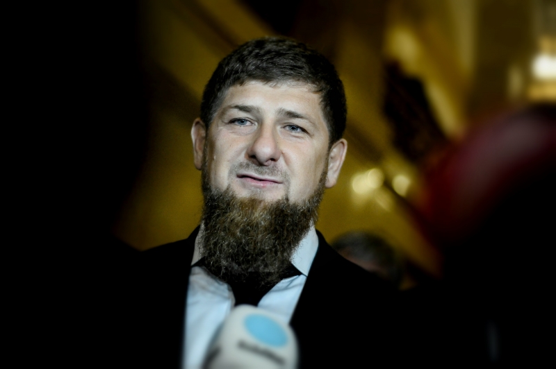 Кадыров передал ключи от квартир сиротам и денежные сертификаты инвалидам и ветеранам