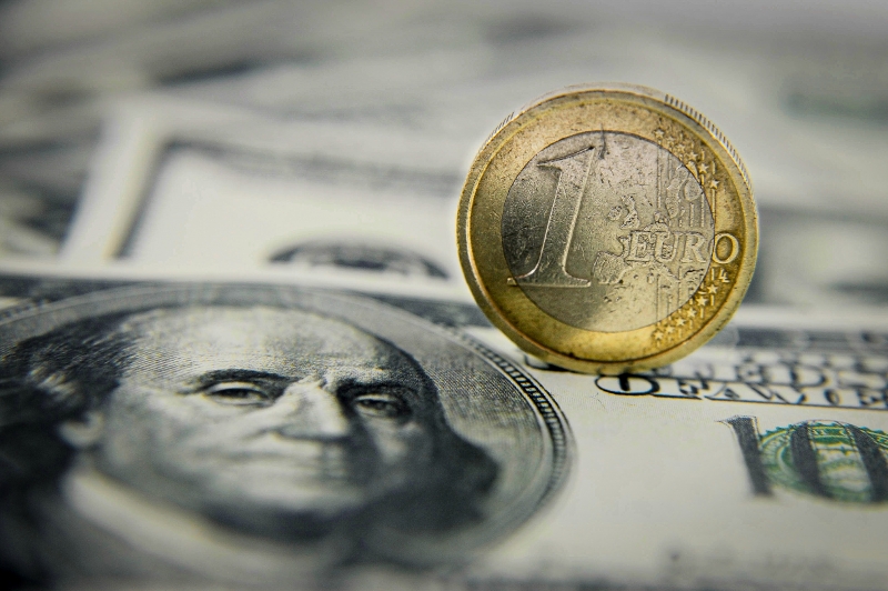 Доллар. Евро. Фото: Дарья Ильина © REX