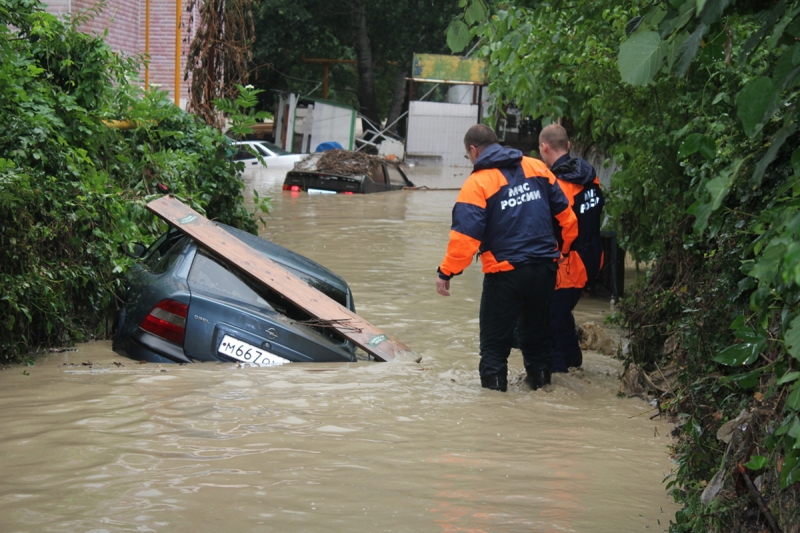 Глава Краснодарского края сообщил, что после ливней уровень воды в реках падает, но купаться опасно