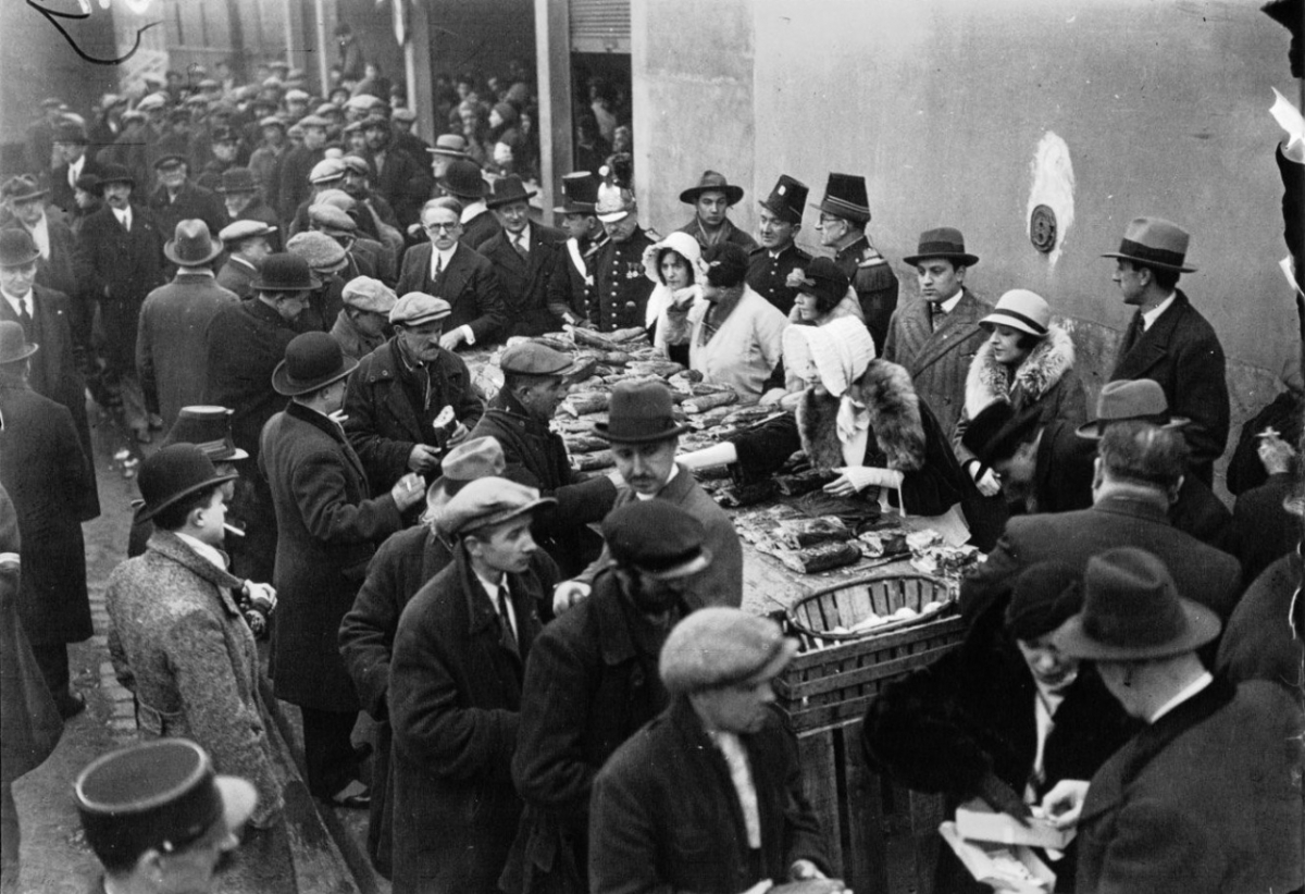 Раздача бесплатного супа на парижских улицах. 1929 г