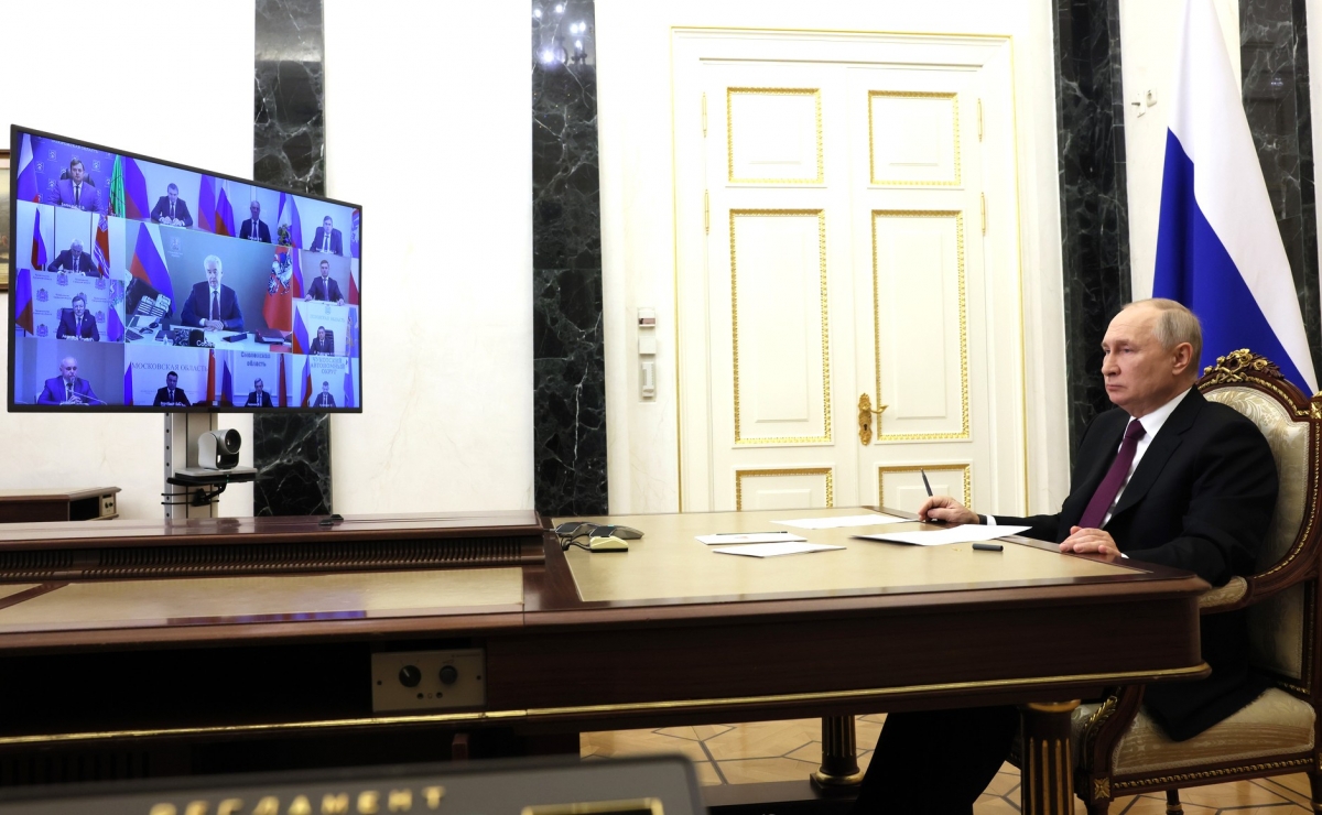 Видеоконференция Владимира Путина с избранными главами регионов. Kremlin.ru