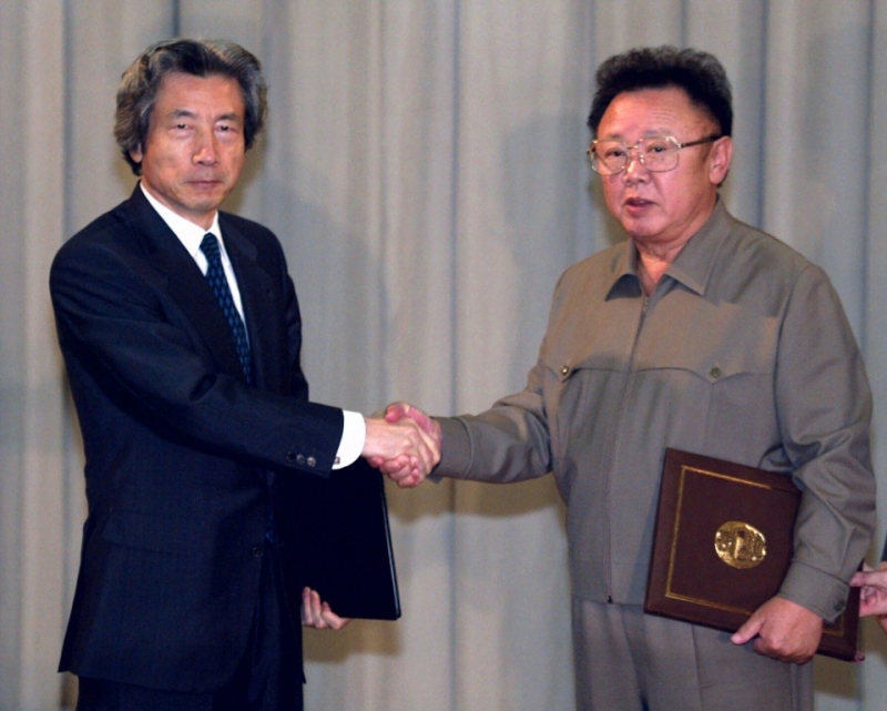  Развернуть:   Описание: На фотографии, сделанной 17 сентября 2002 года, премьер-министр Японии Дзюнъитиро Коидзуми (слева) и лидер Северной Кореи Ким Чен Ир пожимают друг другу руки в Пхеньяне после подписания Пхеньянской декларации. Фото: © Kyodo