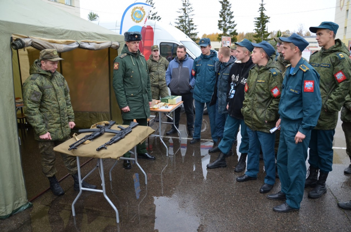В Калуге призывников познакомили со стрелковым оружием.  Фото Алексея Горюнова/пресс-служба губернатора и правительства Калужской области.