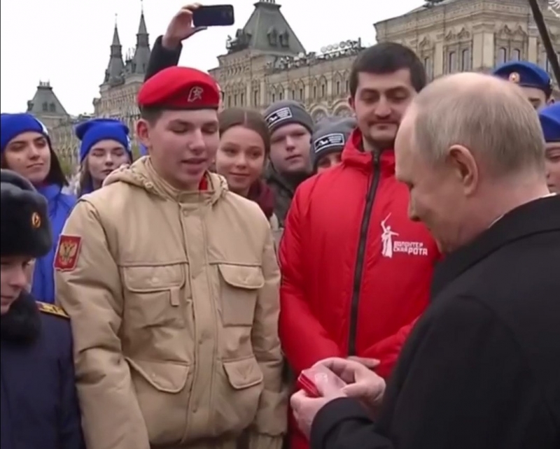 Школьник из Калуги подарил Владимиру Путину юнармейский значок