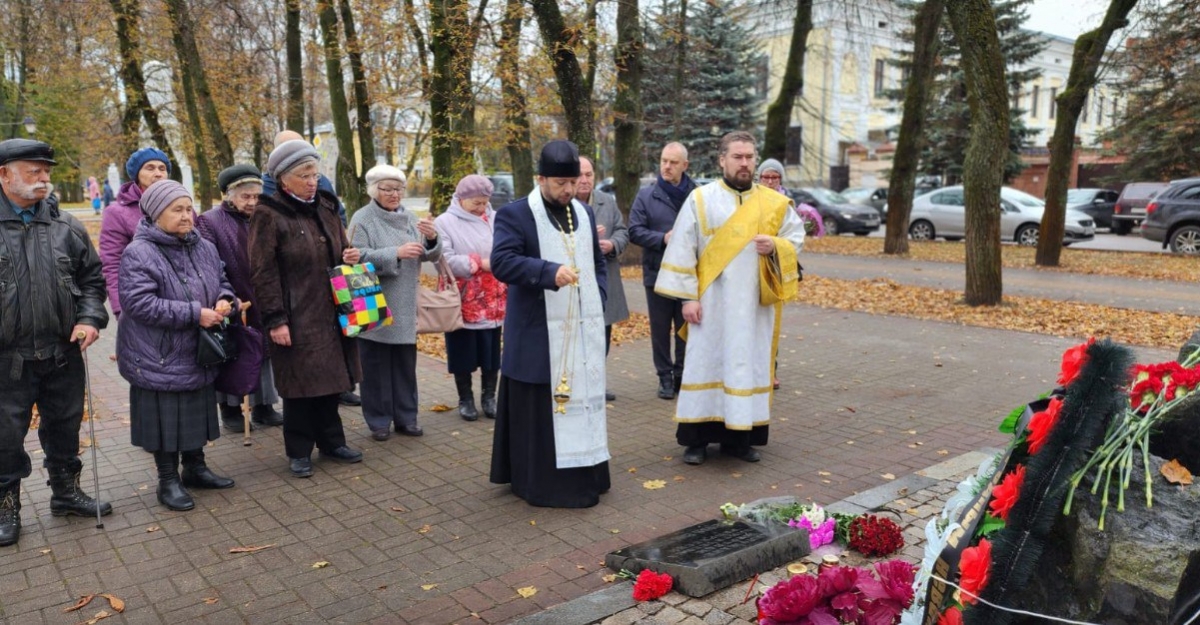 Калужане и священнослужители почтили память жертв политических репрессий. Фото информационно-издательского отдела калужской епархии.