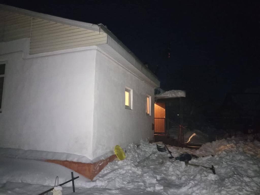 В Калужской области сошедшая с крыши глыба снега убила ребёнка