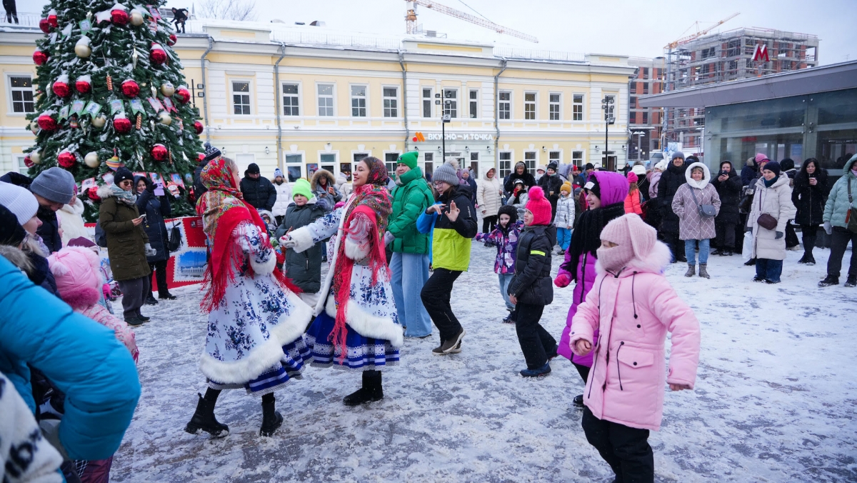 В Москве установили новогоднюю ёлку, посвященную памятникам архитектуры