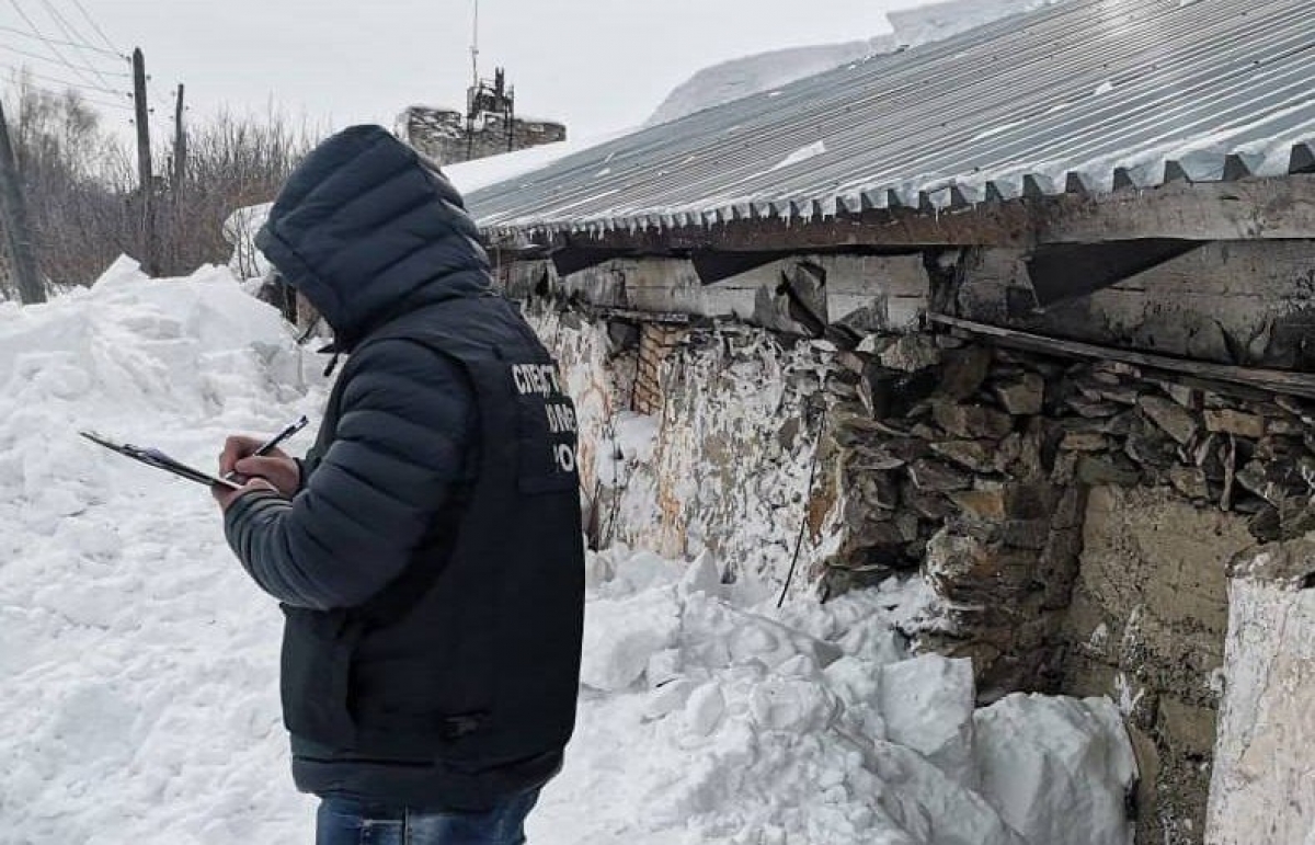 В калужском Кирове пожилая женщина задохнулась под упавшим с крыши сугробом  снега / ИА REX