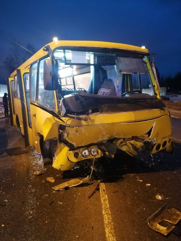 Под Калугой легковой автомобиль врезался в автобус, есть погибший