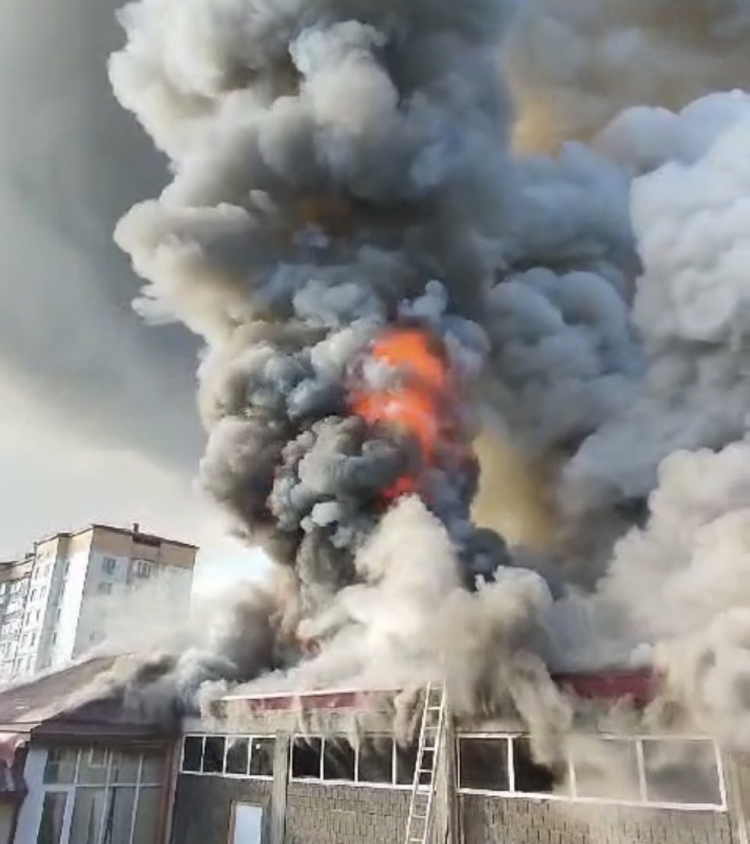 Загоравшаяся крыша Центрального универсального магазина в дагестанском Буйнакске. Фото: скриншот видео