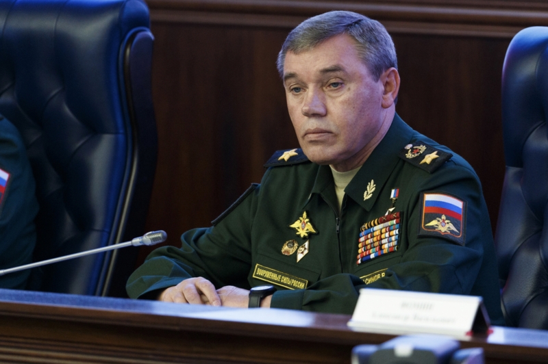 Герасимов вручил в зоне СВО награды бойцам, отличившимся в Авдеевке