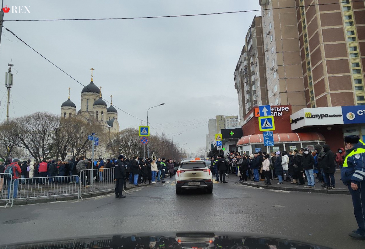 В Москве проходит прощание с Алексеем Навальным*