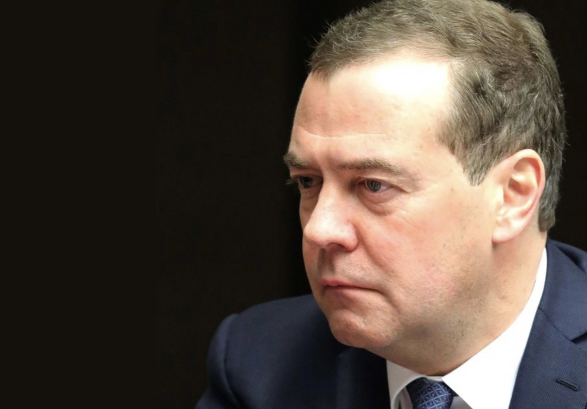 Медведев предложил отправить Макрона и Шольца на свалку истории