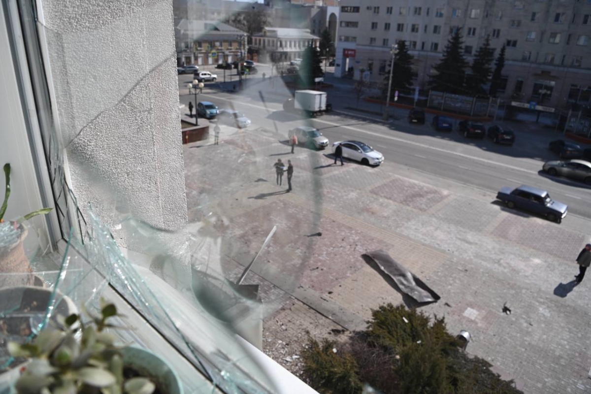 Власти Белгорода показали последствия атаки беспилотника на здание мэрии
