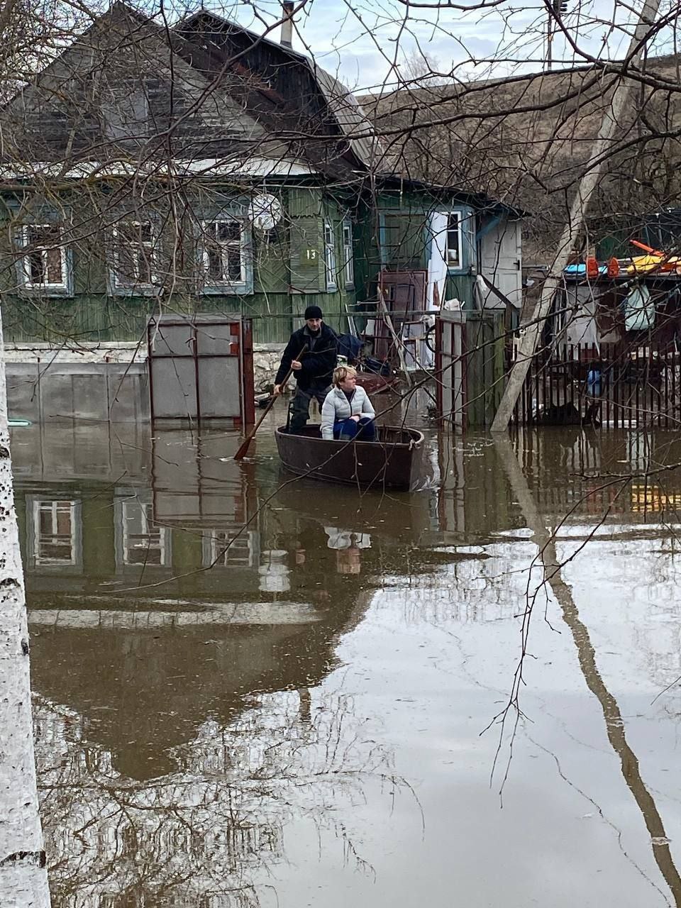 Жители Козельска из-за половодья передвигаются по городу на лодках