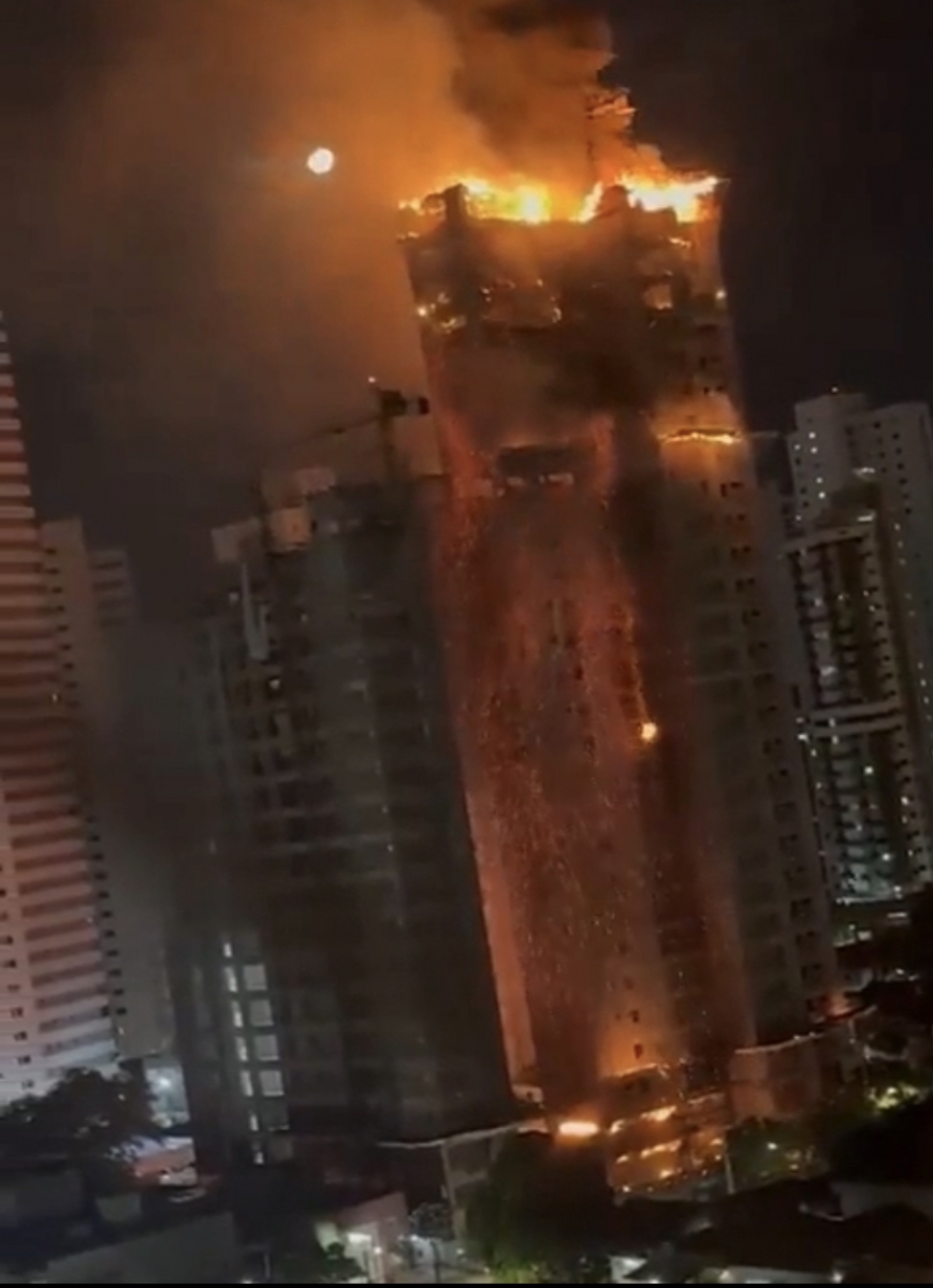 В бразильском Ресифи загорелся 28-этажный небоскрёб