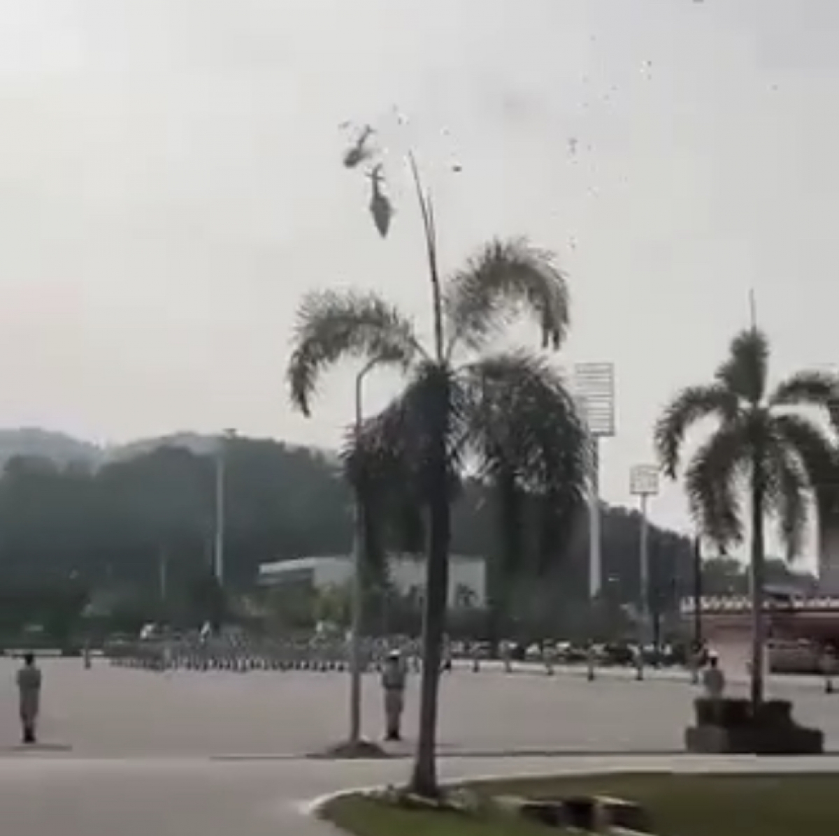 В Малайзии два вертолета зацепились лопастями, 10 человек погибли