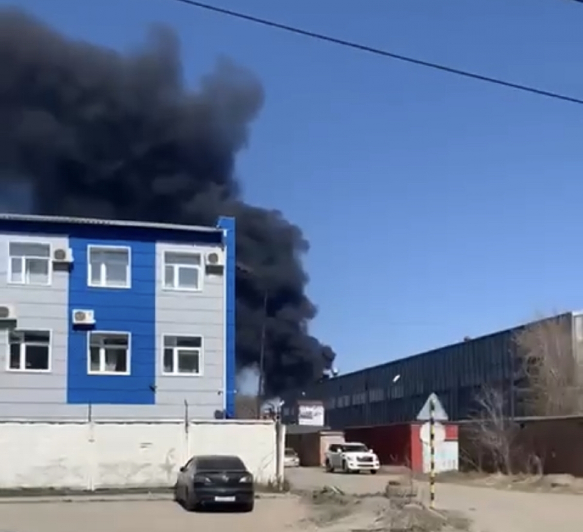В Омске на 1 тыс. кв м горит нефтебаза