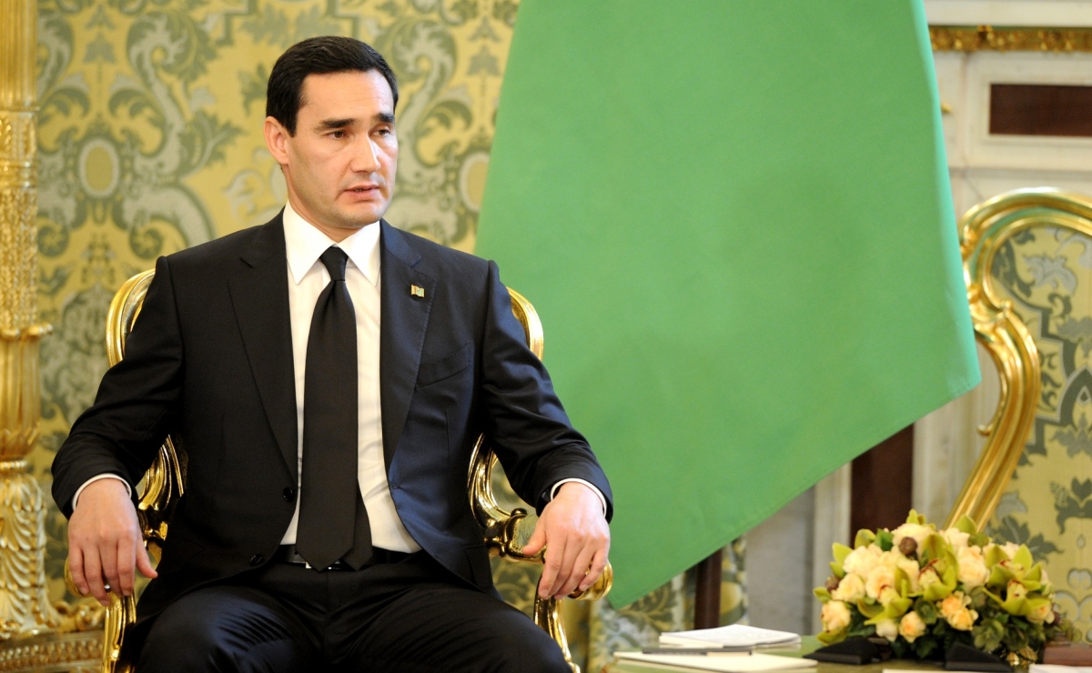 Бюджетников Туркмении обязали купить часы с портретами президентов
