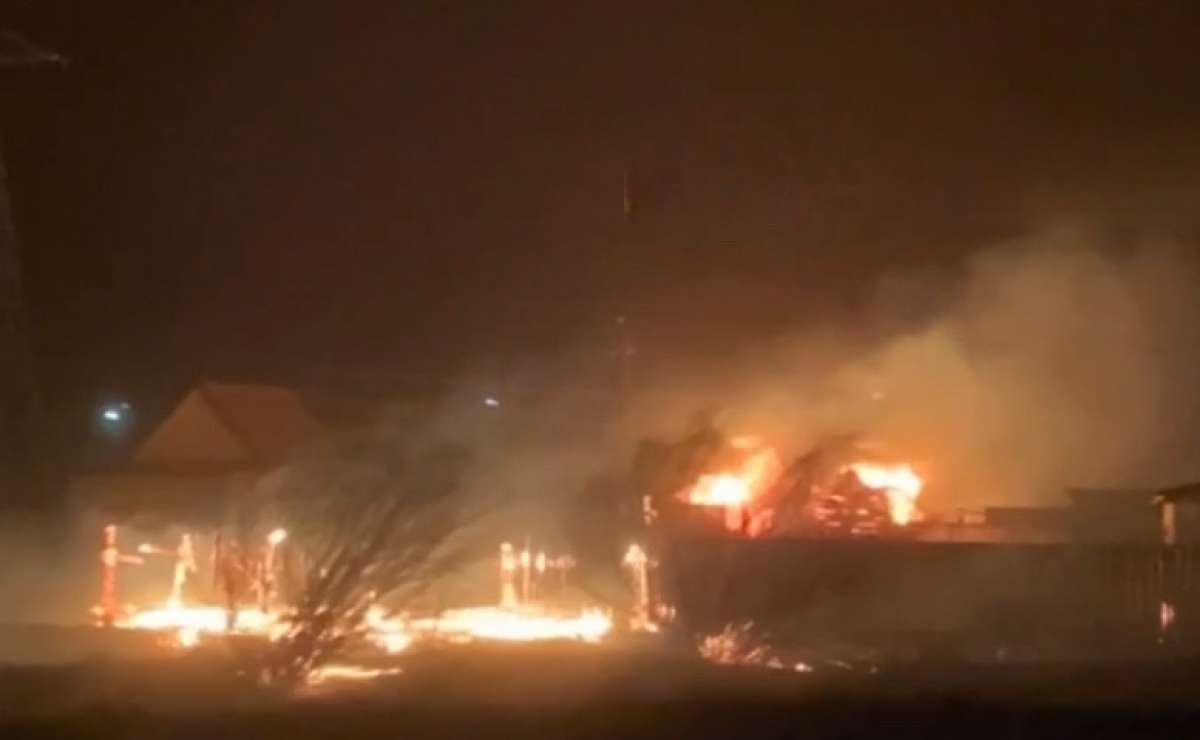 МЧС: в Бурятии горят дома и постройки на площади 3000 кв м
