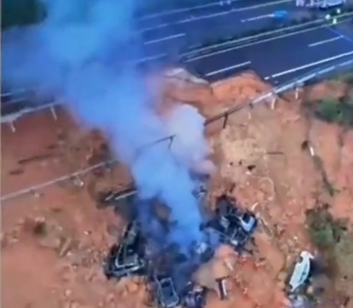 В Китае обрушилась скоростная автомагистраль, погибли 19 человек