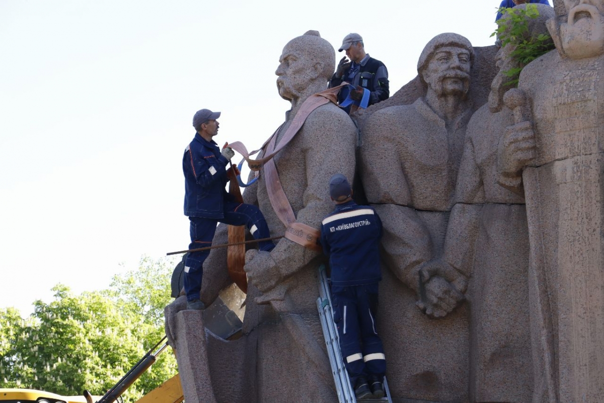 В Киеве идёт демонтаж монумента в честь Переяславской рады
