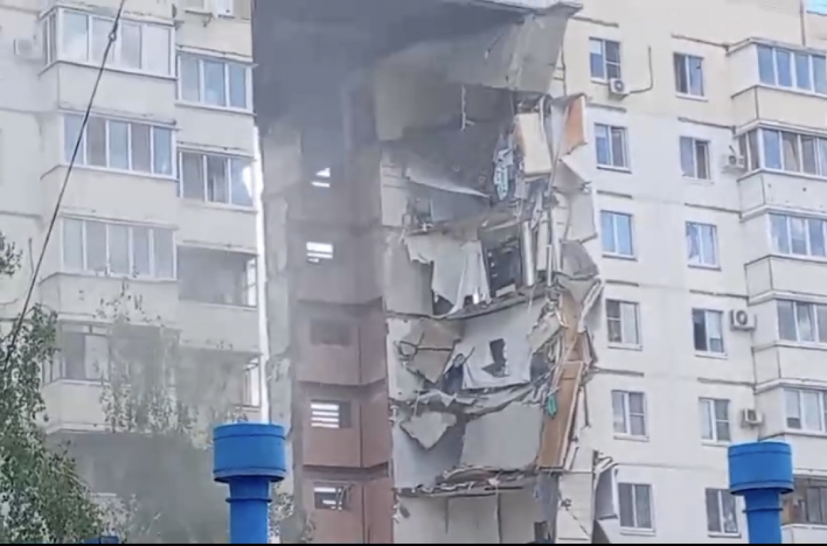 МЧС: из-под завалов дома в Белгороде спасено 12 человек, в том числе два ребёнка
