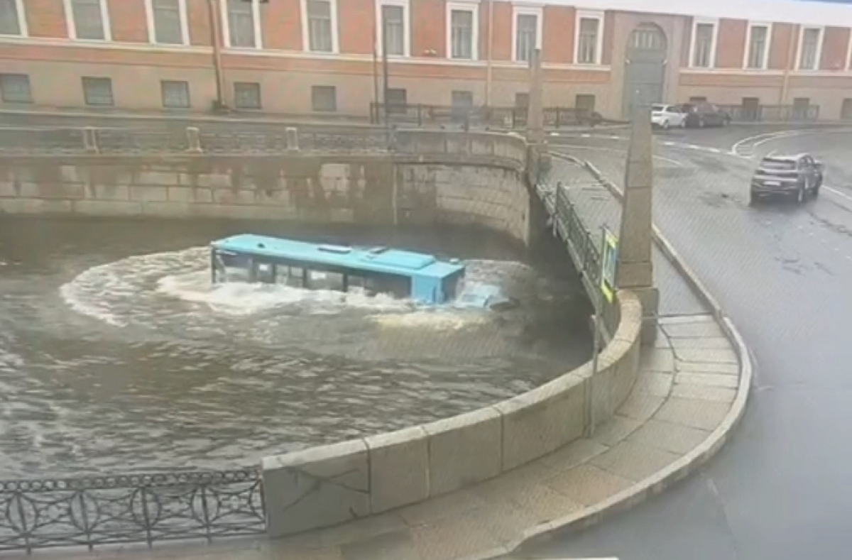 В Петербурге перекрыта набережная Мойки после падения автобуса в воду