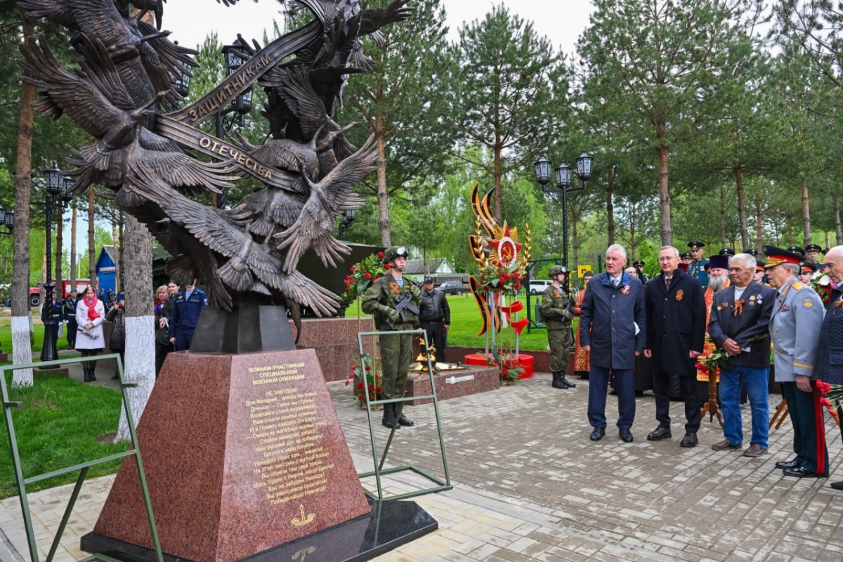 В калужской деревне Кузьминичи открыли памятник, посвящённый участникам СВО